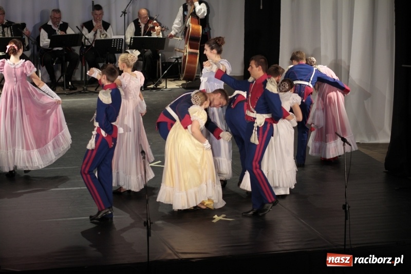 Zdjęcie w galerii na portalu naszraciborz.pl: Po naszymu dla niepodległej. Strzecha przepięknie zatańczyła na 100-lecie niepodległości  wiadomości z regionu