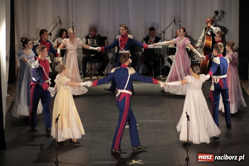 Zdjęcie w galerii na portalu naszraciborz.pl: Po naszymu dla niepodległej. Strzecha przepięknie zatańczyła na 100-lecie niepodległości  wiadomości z regionu