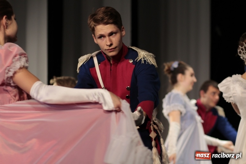 Zdjęcie w galerii na portalu naszraciborz.pl: Po naszymu dla niepodległej. Strzecha przepięknie zatańczyła na 100-lecie niepodległości  wiadomości z regionu