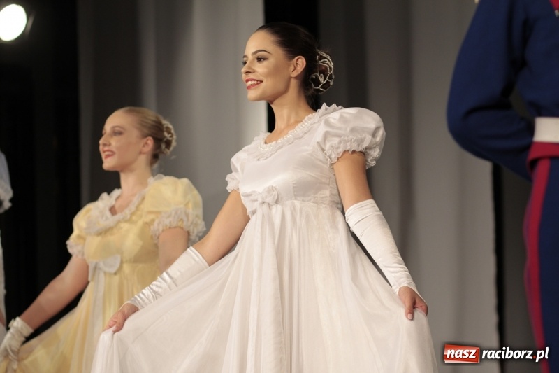 Zdjęcie w galerii na portalu naszraciborz.pl: Po naszymu dla niepodległej. Strzecha przepięknie zatańczyła na 100-lecie niepodległości  wiadomości z regionu