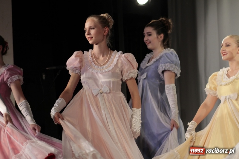 Zdjęcie w galerii na portalu naszraciborz.pl: Po naszymu dla niepodległej. Strzecha przepięknie zatańczyła na 100-lecie niepodległości  wiadomości z regionu