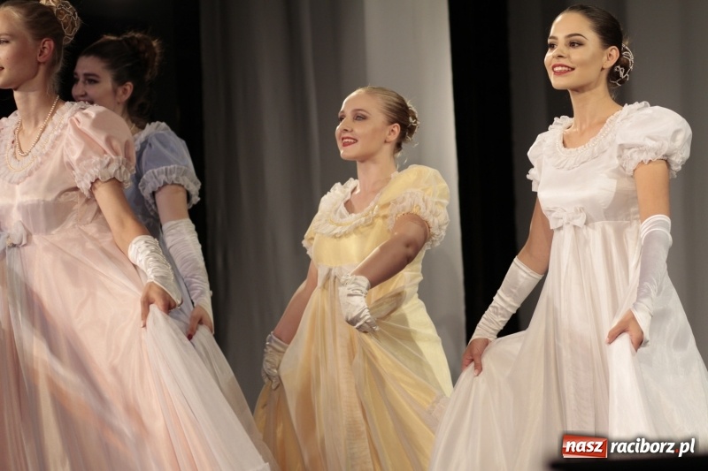 Zdjęcie w galerii na portalu naszraciborz.pl: Po naszymu dla niepodległej. Strzecha przepięknie zatańczyła na 100-lecie niepodległości  wiadomości z regionu