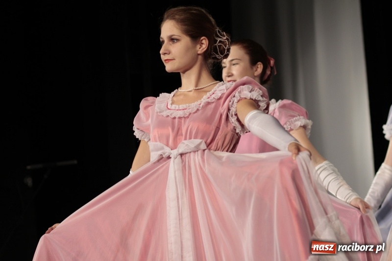 Zdjęcie w galerii na portalu naszraciborz.pl: Po naszymu dla niepodległej. Strzecha przepięknie zatańczyła na 100-lecie niepodległości  wiadomości z regionu