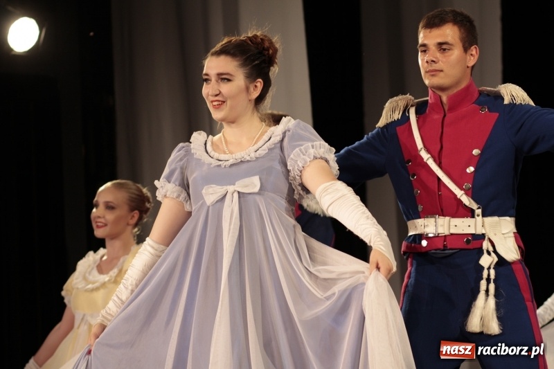 Zdjęcie w galerii na portalu naszraciborz.pl: Po naszymu dla niepodległej. Strzecha przepięknie zatańczyła na 100-lecie niepodległości  wiadomości z regionu