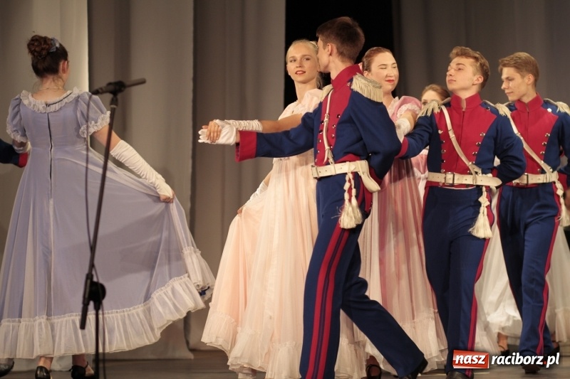 Zdjęcie w galerii na portalu naszraciborz.pl: Po naszymu dla niepodległej. Strzecha przepięknie zatańczyła na 100-lecie niepodległości  wiadomości z regionu