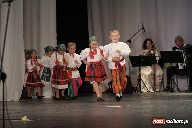 Zdjęcie w galerii na portalu naszraciborz.pl: Po naszymu dla niepodległej. Strzecha przepięknie zatańczyła na 100-lecie niepodległości  wiadomości z regionu