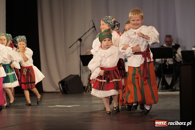 Zdjęcie w galerii na portalu naszraciborz.pl: Po naszymu dla niepodległej. Strzecha przepięknie zatańczyła na 100-lecie niepodległości  wiadomości z regionu