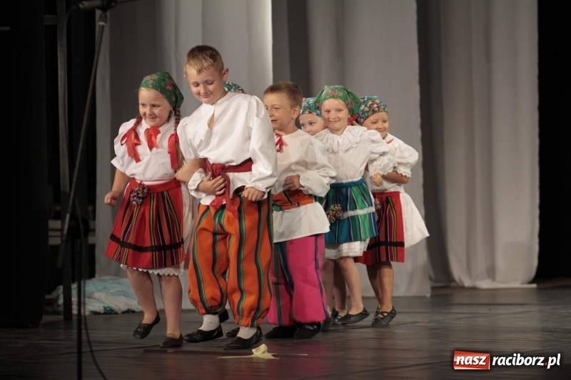 Zdjęcie w galerii na portalu naszraciborz.pl: Po naszymu dla niepodległej. Strzecha przepięknie zatańczyła na 100-lecie niepodległości  wiadomości z regionu