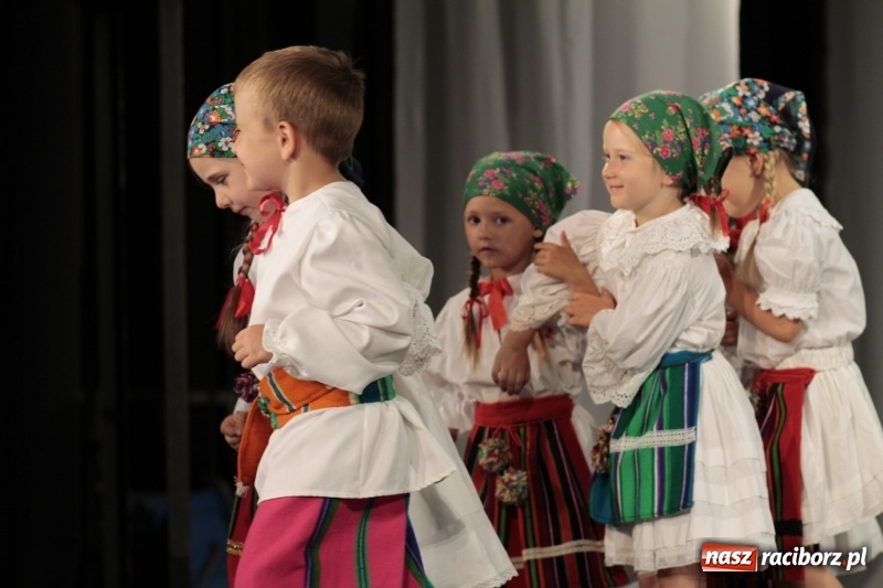 Zdjęcie w galerii na portalu naszraciborz.pl: Po naszymu dla niepodległej. Strzecha przepięknie zatańczyła na 100-lecie niepodległości  wiadomości z regionu