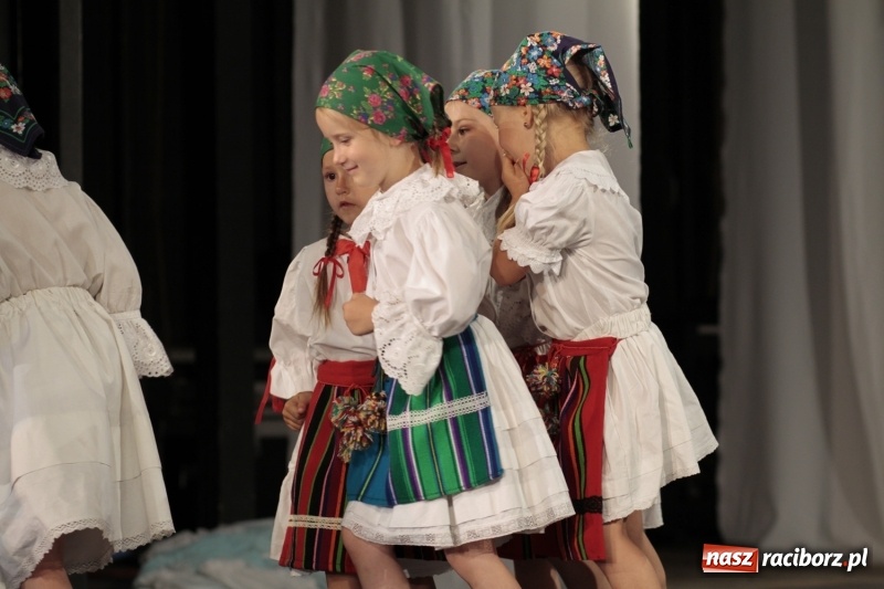 Zdjęcie w galerii na portalu naszraciborz.pl: Po naszymu dla niepodległej. Strzecha przepięknie zatańczyła na 100-lecie niepodległości  wiadomości z regionu