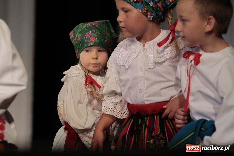 Zdjęcie w galerii na portalu naszraciborz.pl: Po naszymu dla niepodległej. Strzecha przepięknie zatańczyła na 100-lecie niepodległości  wiadomości z regionu