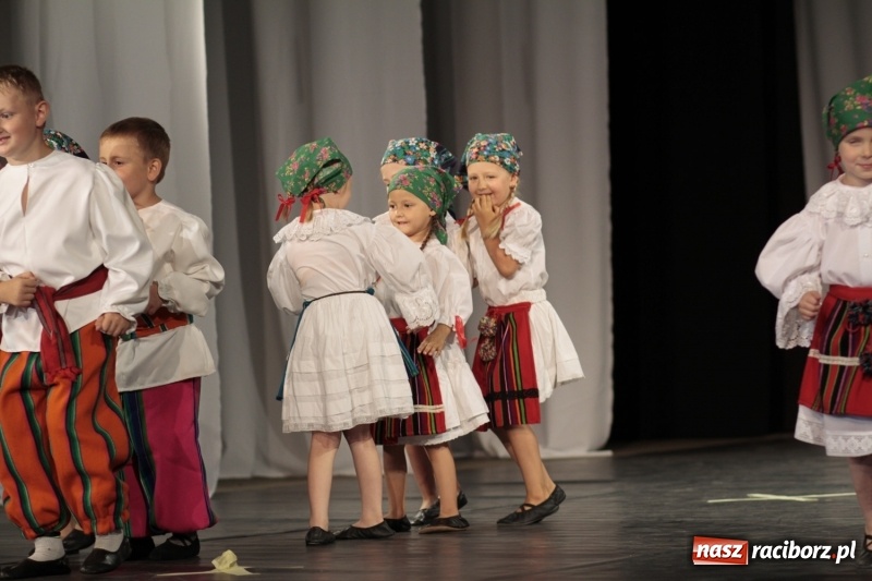 Zdjęcie w galerii na portalu naszraciborz.pl: Po naszymu dla niepodległej. Strzecha przepięknie zatańczyła na 100-lecie niepodległości  wiadomości z regionu