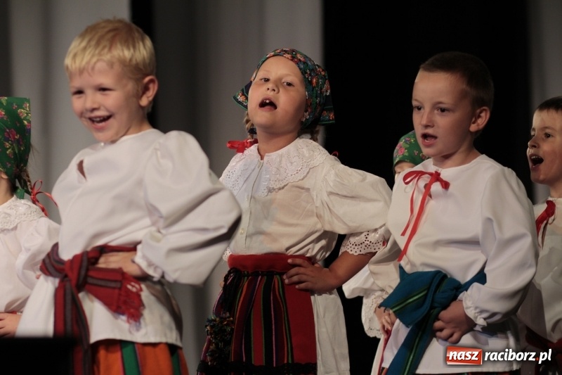 Zdjęcie w galerii na portalu naszraciborz.pl: Po naszymu dla niepodległej. Strzecha przepięknie zatańczyła na 100-lecie niepodległości  wiadomości z regionu
