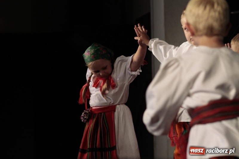 Zdjęcie w galerii na portalu naszraciborz.pl: Po naszymu dla niepodległej. Strzecha przepięknie zatańczyła na 100-lecie niepodległości  wiadomości z regionu