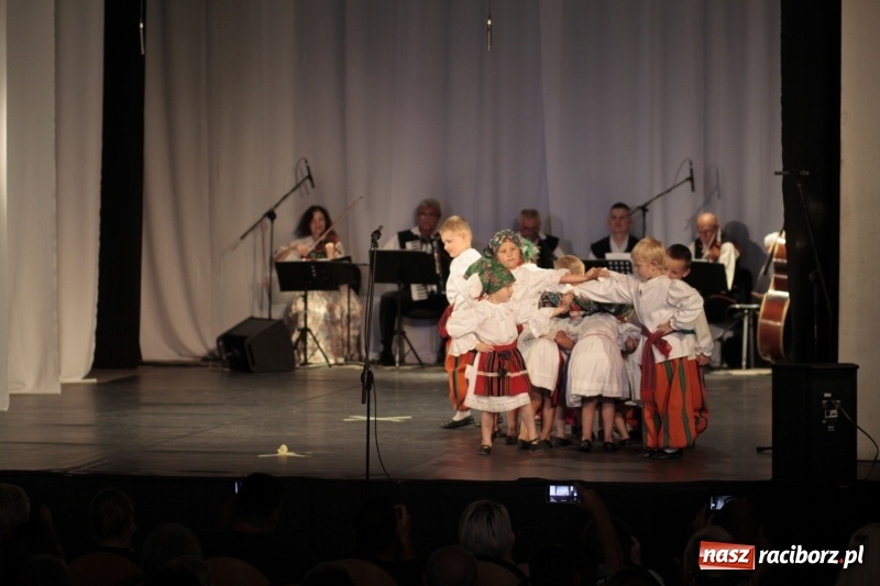 Zdjęcie w galerii na portalu naszraciborz.pl: Po naszymu dla niepodległej. Strzecha przepięknie zatańczyła na 100-lecie niepodległości  wiadomości z regionu