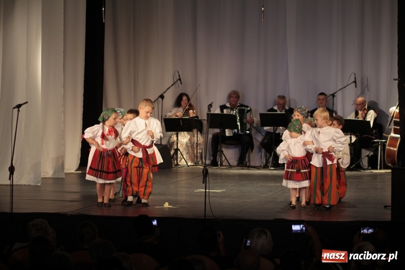 Zdjęcie w galerii na portalu naszraciborz.pl: Po naszymu dla niepodległej. Strzecha przepięknie zatańczyła na 100-lecie niepodległości  wiadomości z regionu
