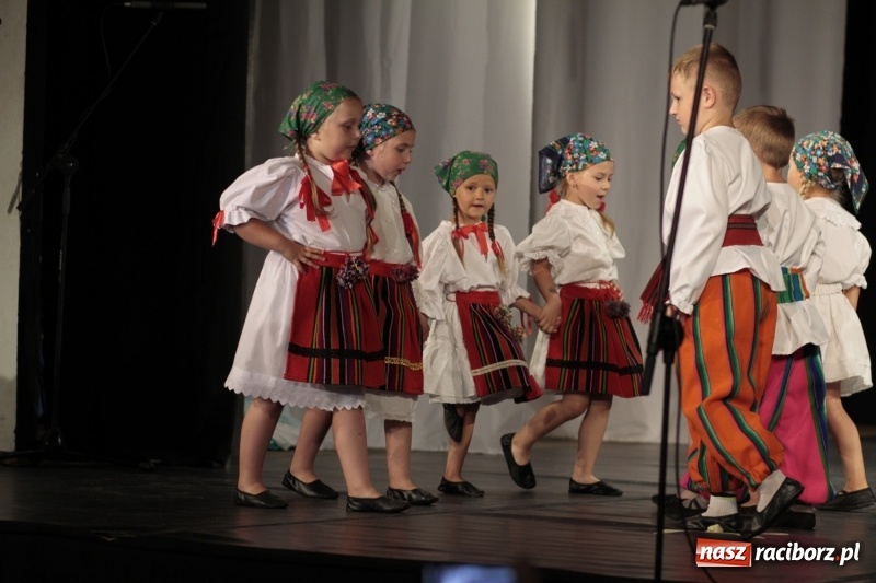 Zdjęcie w galerii na portalu naszraciborz.pl: Po naszymu dla niepodległej. Strzecha przepięknie zatańczyła na 100-lecie niepodległości  wiadomości z regionu