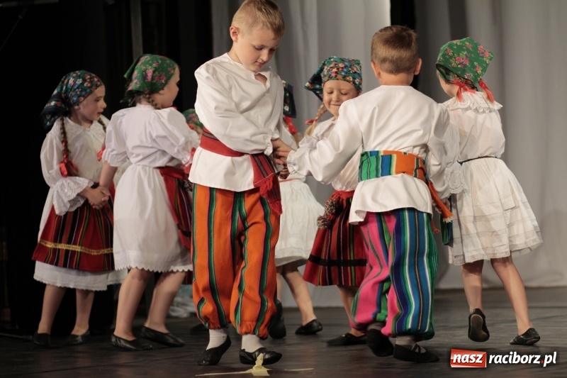 Zdjęcie w galerii na portalu naszraciborz.pl: Po naszymu dla niepodległej. Strzecha przepięknie zatańczyła na 100-lecie niepodległości  wiadomości z regionu