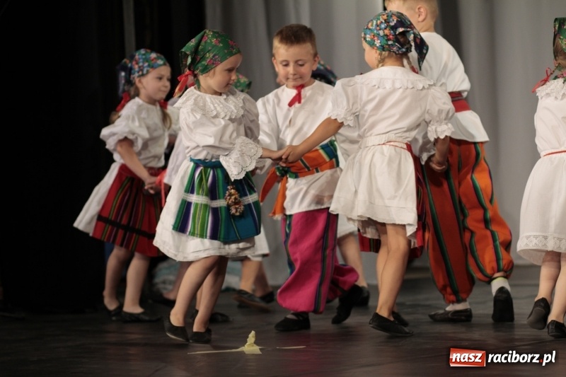 Zdjęcie w galerii na portalu naszraciborz.pl: Po naszymu dla niepodległej. Strzecha przepięknie zatańczyła na 100-lecie niepodległości  wiadomości z regionu