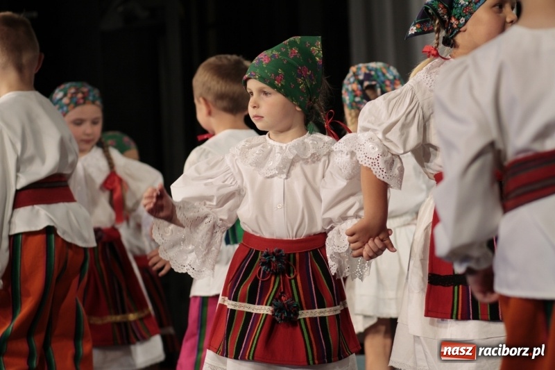 Zdjęcie w galerii na portalu naszraciborz.pl: Po naszymu dla niepodległej. Strzecha przepięknie zatańczyła na 100-lecie niepodległości  wiadomości z regionu