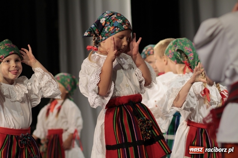 Zdjęcie w galerii na portalu naszraciborz.pl: Po naszymu dla niepodległej. Strzecha przepięknie zatańczyła na 100-lecie niepodległości  wiadomości z regionu