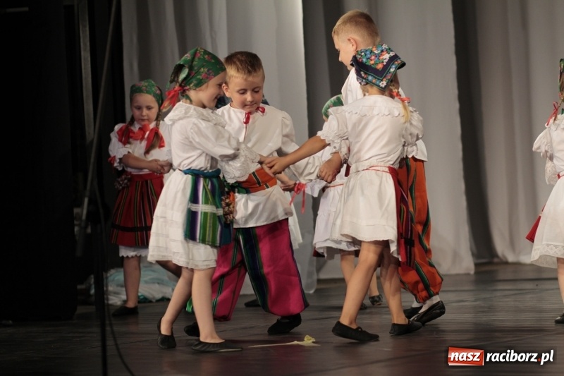 Zdjęcie w galerii na portalu naszraciborz.pl: Po naszymu dla niepodległej. Strzecha przepięknie zatańczyła na 100-lecie niepodległości  wiadomości z regionu