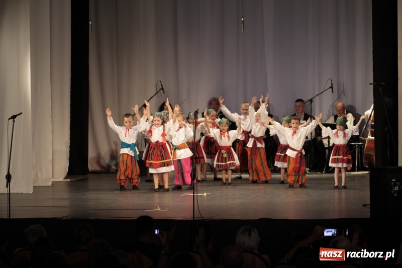 Zdjęcie w galerii na portalu naszraciborz.pl: Po naszymu dla niepodległej. Strzecha przepięknie zatańczyła na 100-lecie niepodległości  wiadomości z regionu