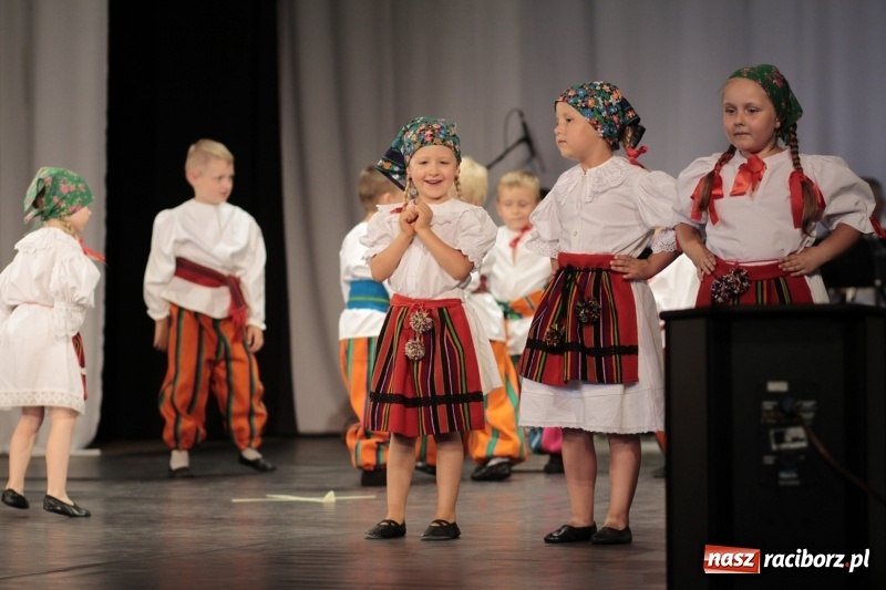 Zdjęcie w galerii na portalu naszraciborz.pl: Po naszymu dla niepodległej. Strzecha przepięknie zatańczyła na 100-lecie niepodległości  wiadomości z regionu