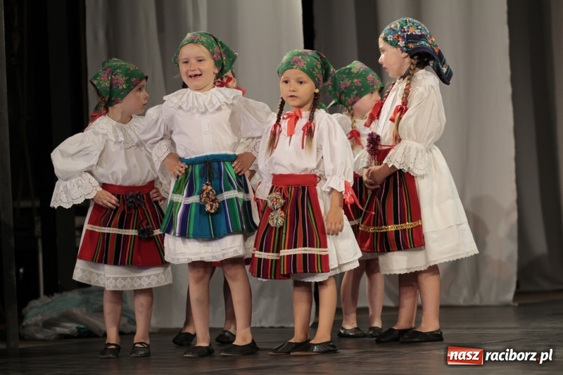 Zdjęcie w galerii na portalu naszraciborz.pl: Po naszymu dla niepodległej. Strzecha przepięknie zatańczyła na 100-lecie niepodległości  wiadomości z regionu