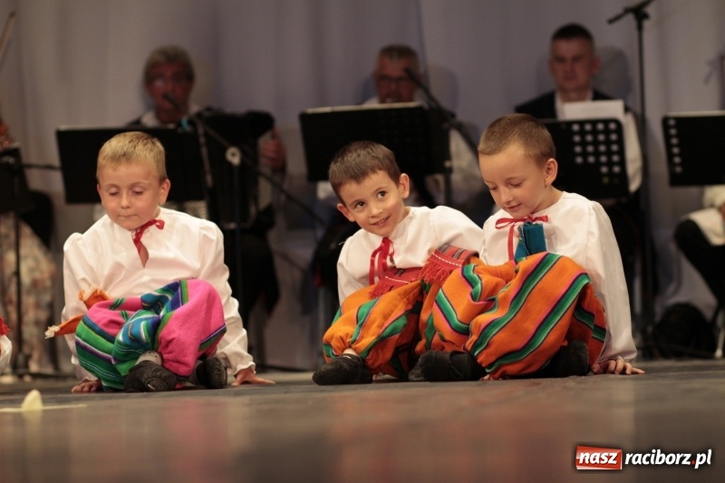 Zdjęcie w galerii na portalu naszraciborz.pl: Po naszymu dla niepodległej. Strzecha przepięknie zatańczyła na 100-lecie niepodległości  wiadomości z regionu