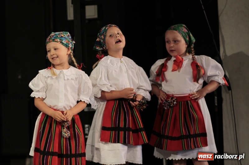 Zdjęcie w galerii na portalu naszraciborz.pl: Po naszymu dla niepodległej. Strzecha przepięknie zatańczyła na 100-lecie niepodległości  wiadomości z regionu