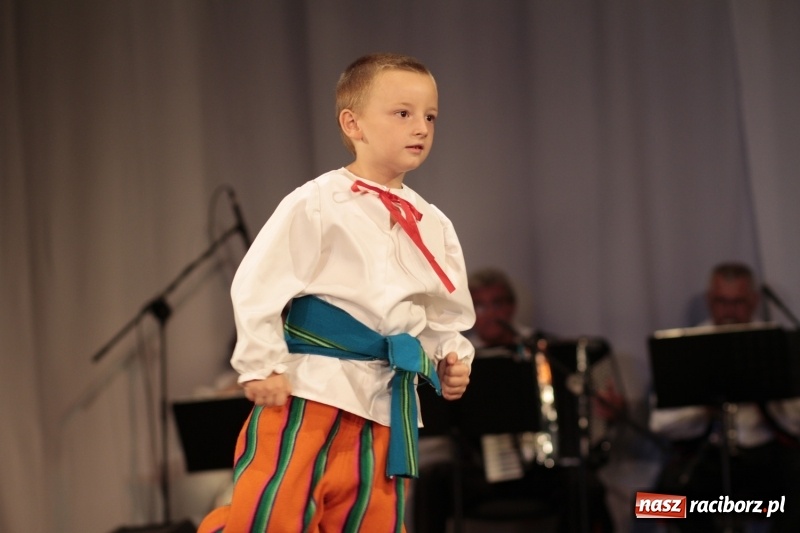 Zdjęcie w galerii na portalu naszraciborz.pl: Po naszymu dla niepodległej. Strzecha przepięknie zatańczyła na 100-lecie niepodległości  wiadomości z regionu