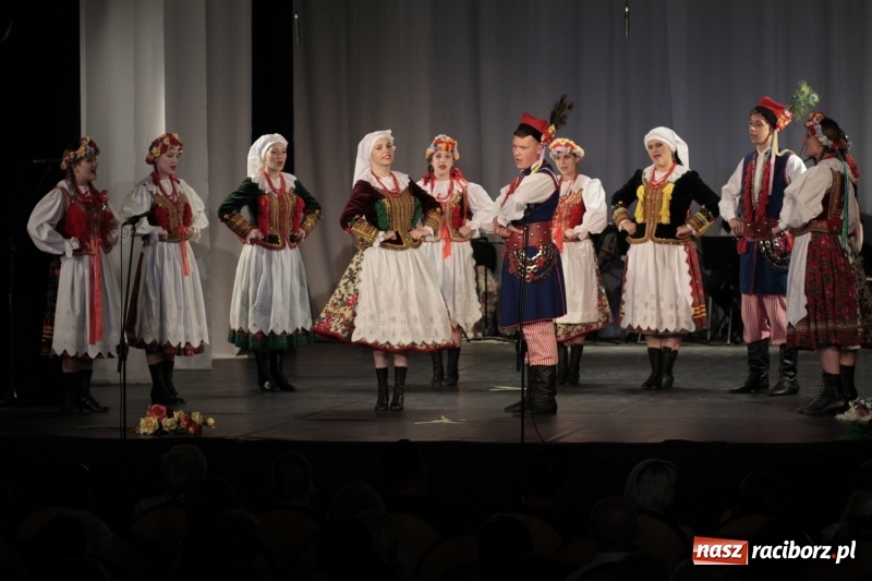 Zdjęcie w galerii na portalu naszraciborz.pl: Po naszymu dla niepodległej. Strzecha przepięknie zatańczyła na 100-lecie niepodległości  wiadomości z regionu