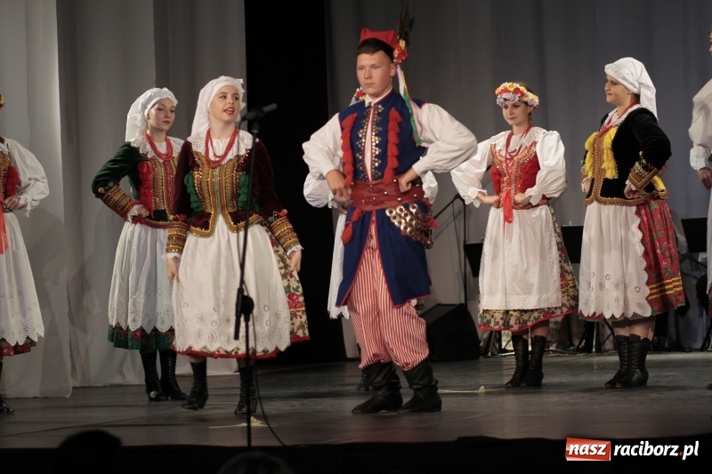 Zdjęcie w galerii na portalu naszraciborz.pl: Po naszymu dla niepodległej. Strzecha przepięknie zatańczyła na 100-lecie niepodległości  wiadomości z regionu