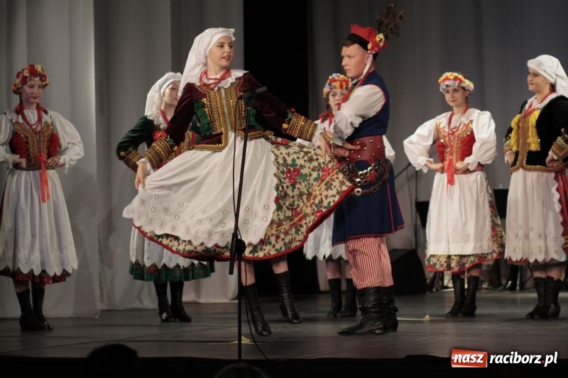 Zdjęcie w galerii na portalu naszraciborz.pl: Po naszymu dla niepodległej. Strzecha przepięknie zatańczyła na 100-lecie niepodległości  wiadomości z regionu