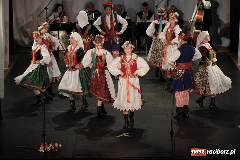 Zdjęcie w galerii na portalu naszraciborz.pl: Po naszymu dla niepodległej. Strzecha przepięknie zatańczyła na 100-lecie niepodległości  wiadomości z regionu