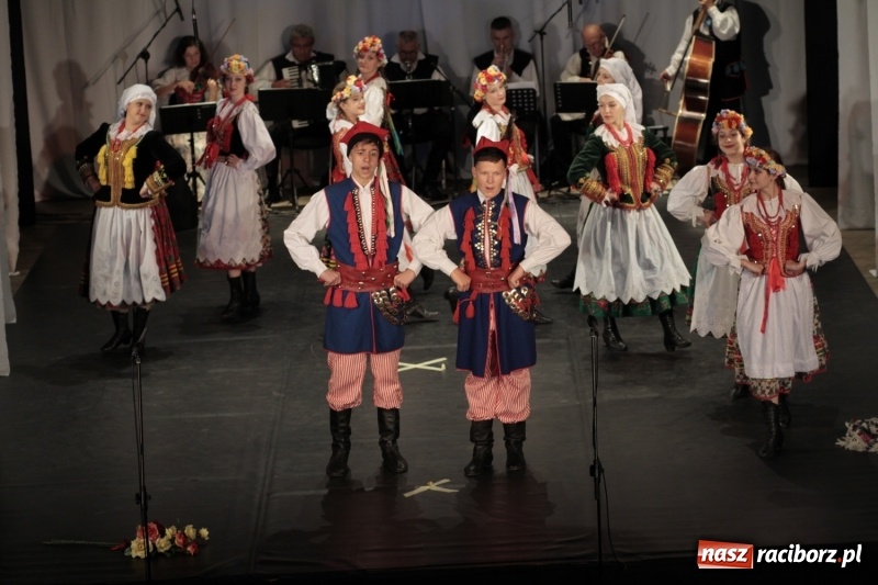 Zdjęcie w galerii na portalu naszraciborz.pl: Po naszymu dla niepodległej. Strzecha przepięknie zatańczyła na 100-lecie niepodległości  wiadomości z regionu