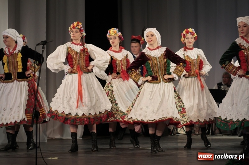 Zdjęcie w galerii na portalu naszraciborz.pl: Po naszymu dla niepodległej. Strzecha przepięknie zatańczyła na 100-lecie niepodległości  wiadomości z regionu