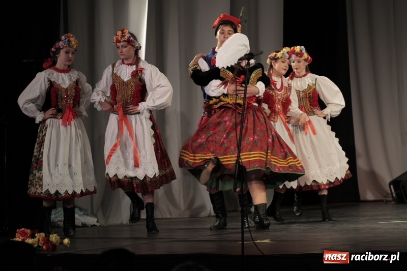 Zdjęcie w galerii na portalu naszraciborz.pl: Po naszymu dla niepodległej. Strzecha przepięknie zatańczyła na 100-lecie niepodległości  wiadomości z regionu