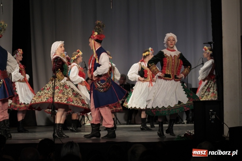 Zdjęcie w galerii na portalu naszraciborz.pl: Po naszymu dla niepodległej. Strzecha przepięknie zatańczyła na 100-lecie niepodległości  wiadomości z regionu