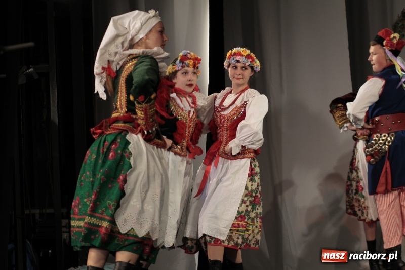 Zdjęcie w galerii na portalu naszraciborz.pl: Po naszymu dla niepodległej. Strzecha przepięknie zatańczyła na 100-lecie niepodległości  wiadomości z regionu