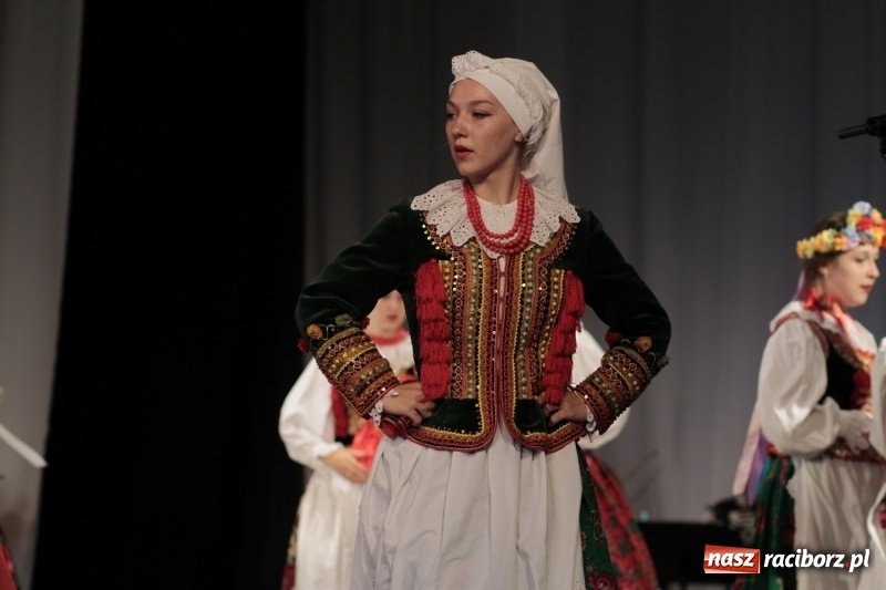 Zdjęcie w galerii na portalu naszraciborz.pl: Po naszymu dla niepodległej. Strzecha przepięknie zatańczyła na 100-lecie niepodległości  wiadomości z regionu