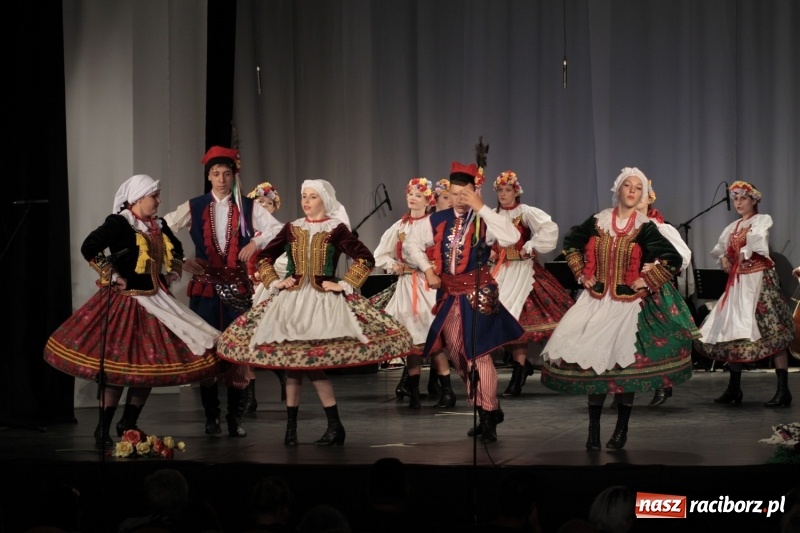 Zdjęcie w galerii na portalu naszraciborz.pl: Po naszymu dla niepodległej. Strzecha przepięknie zatańczyła na 100-lecie niepodległości  wiadomości z regionu