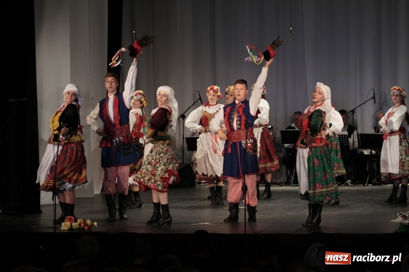 Zdjęcie w galerii na portalu naszraciborz.pl: Po naszymu dla niepodległej. Strzecha przepięknie zatańczyła na 100-lecie niepodległości  wiadomości z regionu