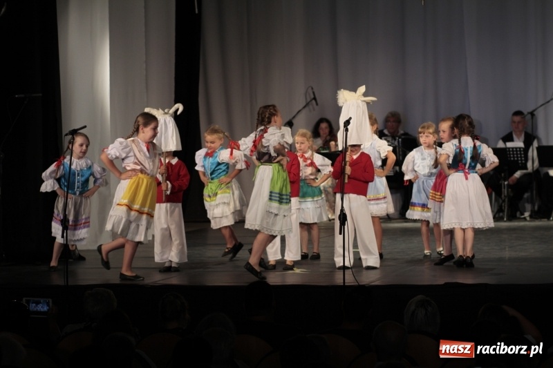 Zdjęcie w galerii na portalu naszraciborz.pl: Po naszymu dla niepodległej. Strzecha przepięknie zatańczyła na 100-lecie niepodległości  wiadomości z regionu