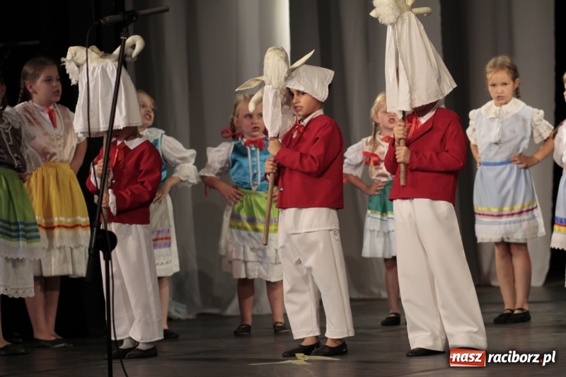 Zdjęcie w galerii na portalu naszraciborz.pl: Po naszymu dla niepodległej. Strzecha przepięknie zatańczyła na 100-lecie niepodległości  wiadomości z regionu