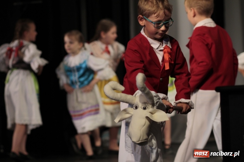 Zdjęcie w galerii na portalu naszraciborz.pl: Po naszymu dla niepodległej. Strzecha przepięknie zatańczyła na 100-lecie niepodległości  wiadomości z regionu