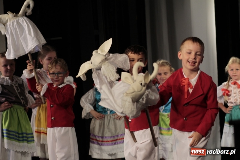 Zdjęcie w galerii na portalu naszraciborz.pl: Po naszymu dla niepodległej. Strzecha przepięknie zatańczyła na 100-lecie niepodległości  wiadomości z regionu