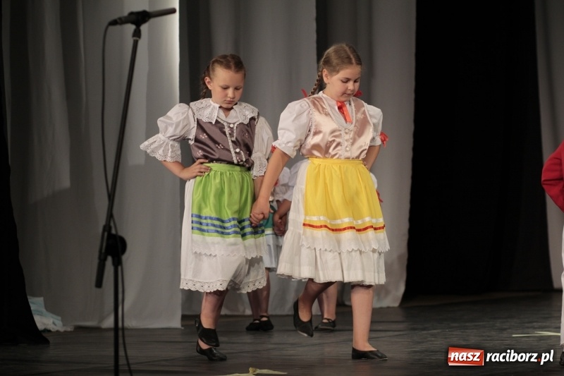 Zdjęcie w galerii na portalu naszraciborz.pl: Po naszymu dla niepodległej. Strzecha przepięknie zatańczyła na 100-lecie niepodległości  wiadomości z regionu