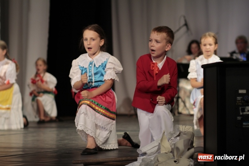 Zdjęcie w galerii na portalu naszraciborz.pl: Po naszymu dla niepodległej. Strzecha przepięknie zatańczyła na 100-lecie niepodległości  wiadomości z regionu